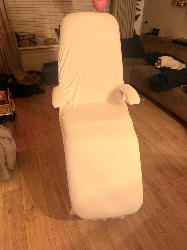 Witte Behandelstoel met Hoes - Werkt Perfect, Huis en Inrichting, Stoelen, Ophalen, Gebruikt, Wit, Leer