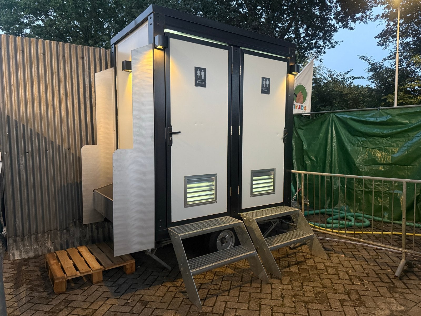 Toiletwagen verhuur, Ophalen of Verzenden