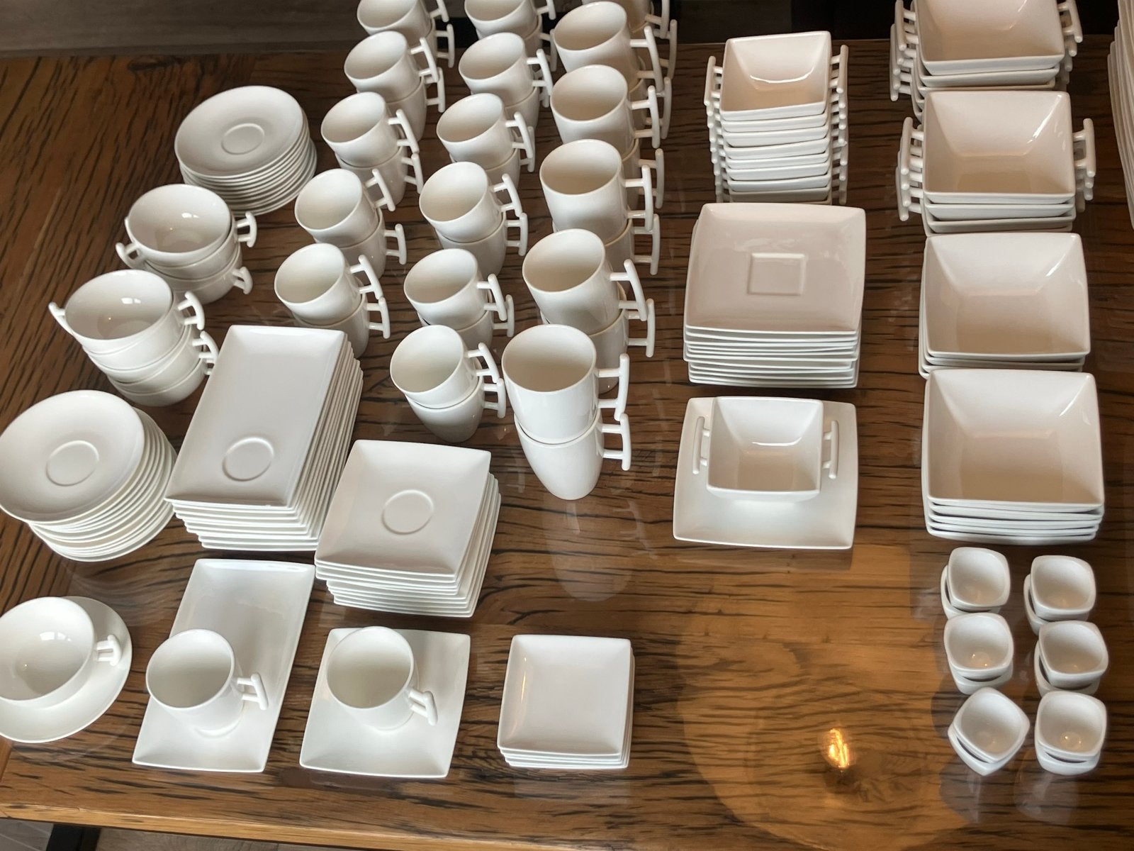 Uitgebreid Squito Young servies - wit, modern design, Ophalen, Overige merken, Keramiek, Zo goed als nieuw