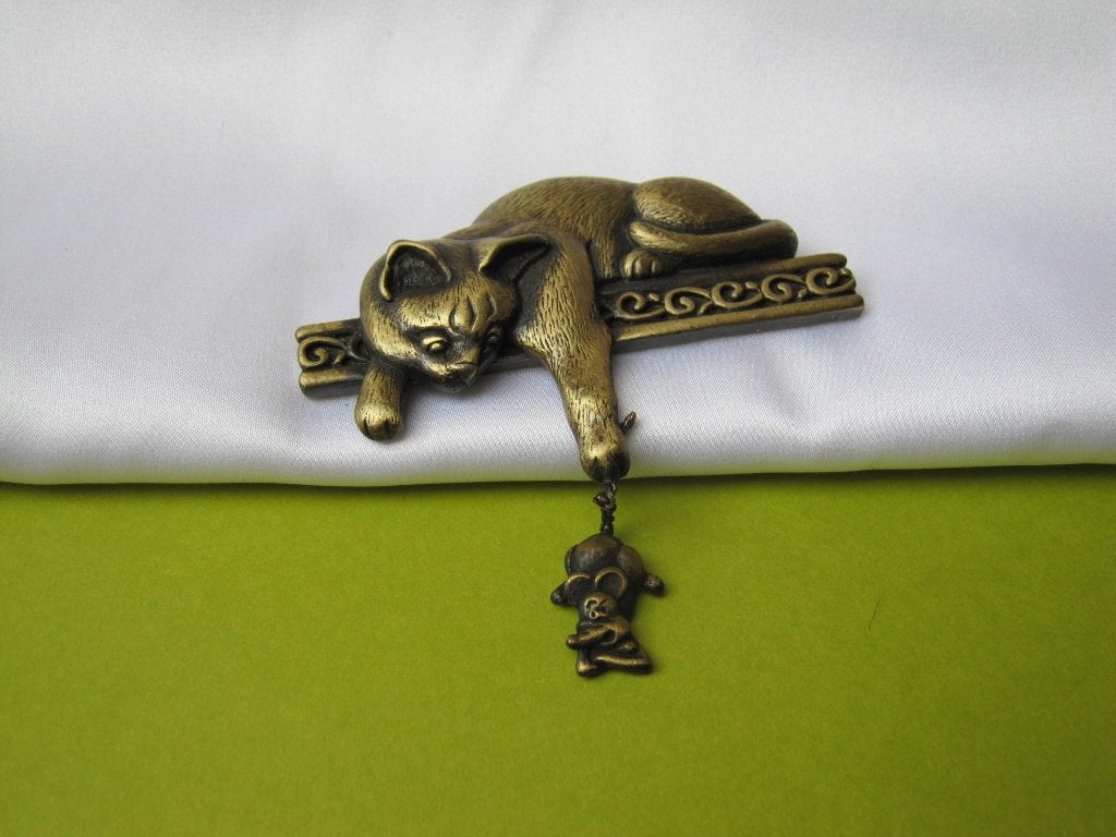 Broche poes/kat met muis /JJ, Ophalen of Verzenden, Zo goed als nieuw, Overige kleuren, Overige materialen