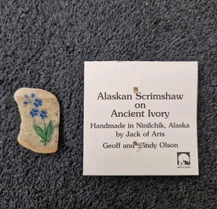"Alaskan Scrimshaw" broche van een myosotis op mammoet ivoor, Antiek en Kunst, Ophalen of Verzenden