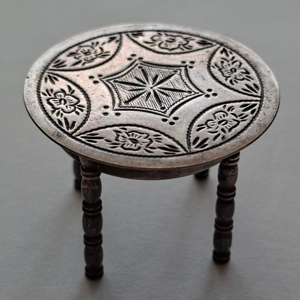 Hollands zilveren miniatuur tafel 3.9 x 2.8 cm., Antiek en Kunst, Antiek | Goud en Zilver, Ophalen, Zilver