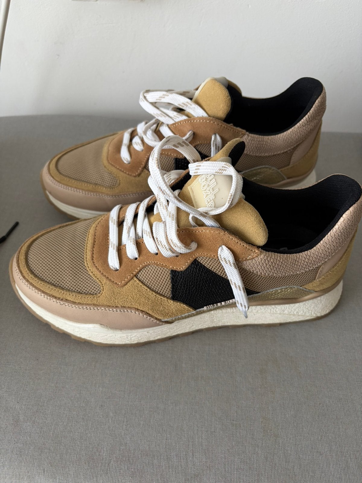 Camelkleurige sneakers merk Bullboxer, Kleding | Dames, Schoenen, Ophalen, Zo goed als nieuw, Sneakers of Gympen