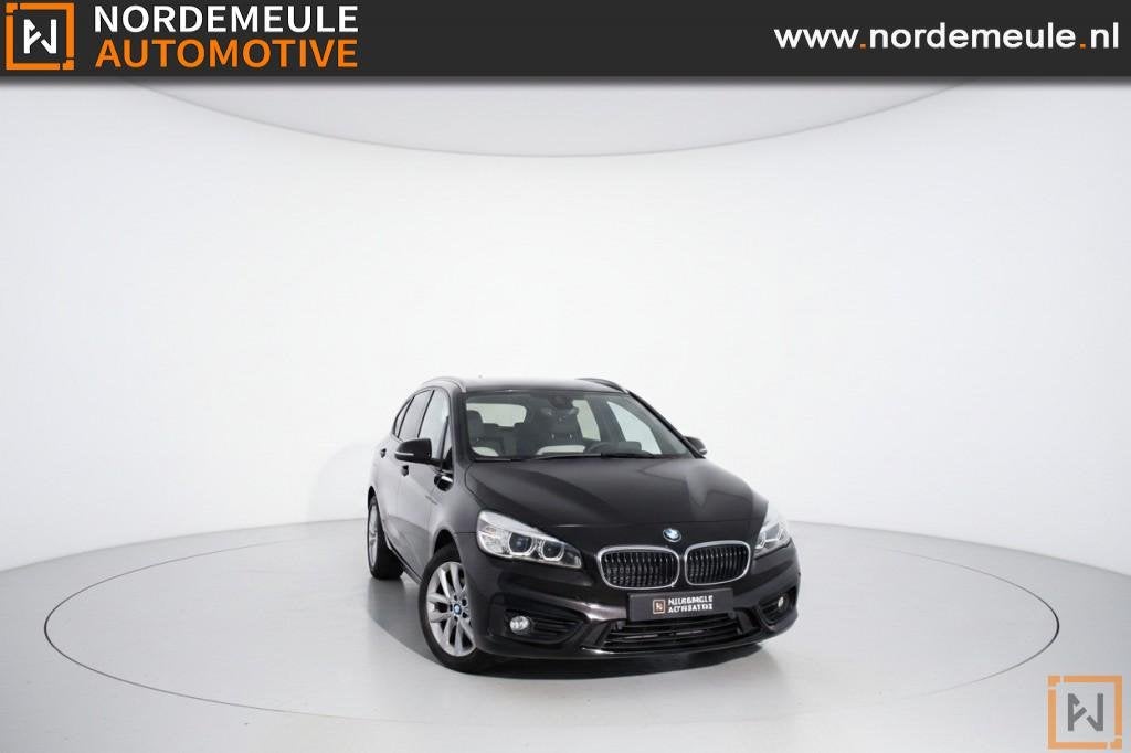 Bmw 2-SERIE 225XE CENT.HIGH EX. Xenon, Navi, Leder, Cruise,, Auto's, Automaat, 136 pk, Gebruikt, Bruin