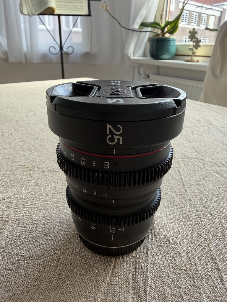 Meike 25mm T2.2 cinelens voor MFT, Micro Four Thirds, Ophalen of Verzenden, Zo goed als nieuw, Standaardlens