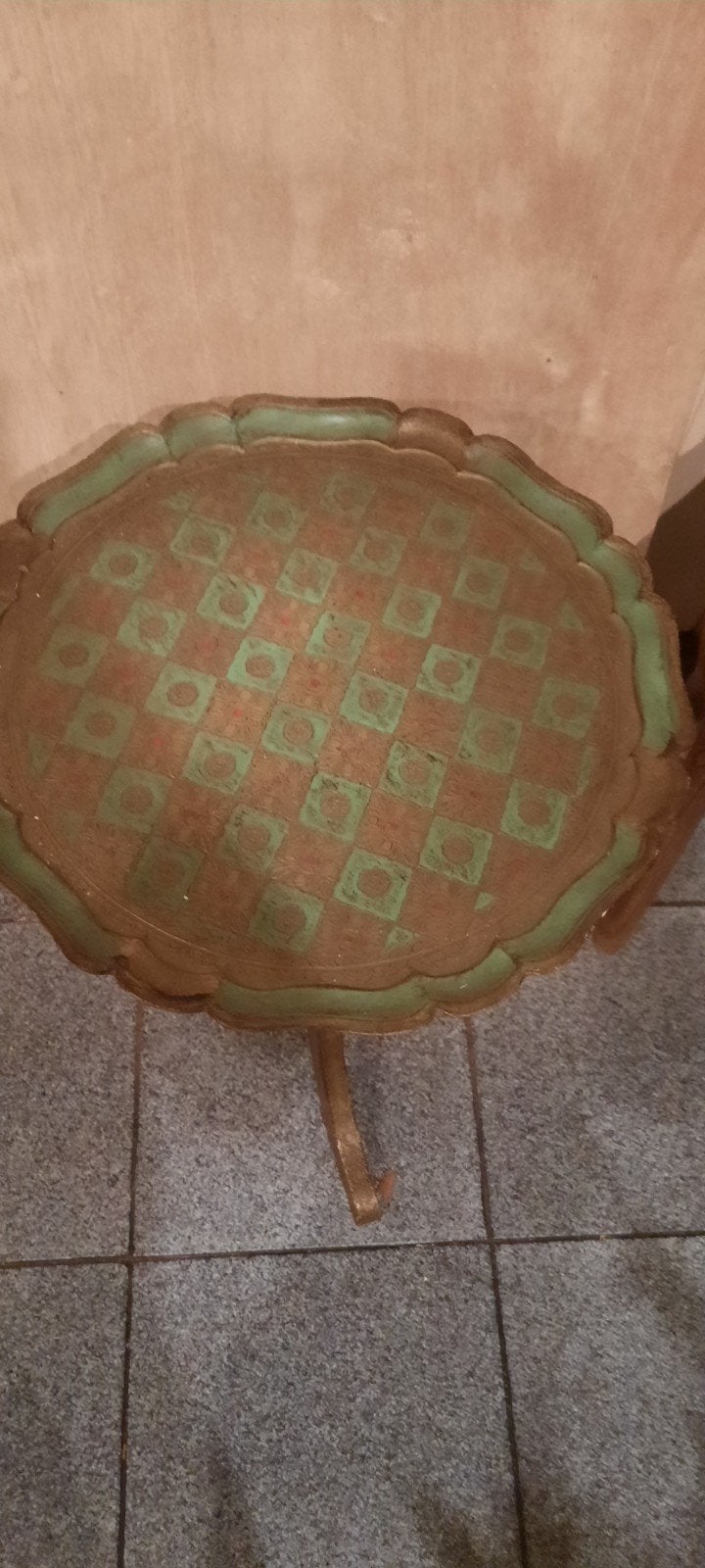 Antieke bijzettafel met groen en goudkleurig detail, Antiek en Kunst, Antiek | Meubels | Tafels, Ophalen of Verzenden