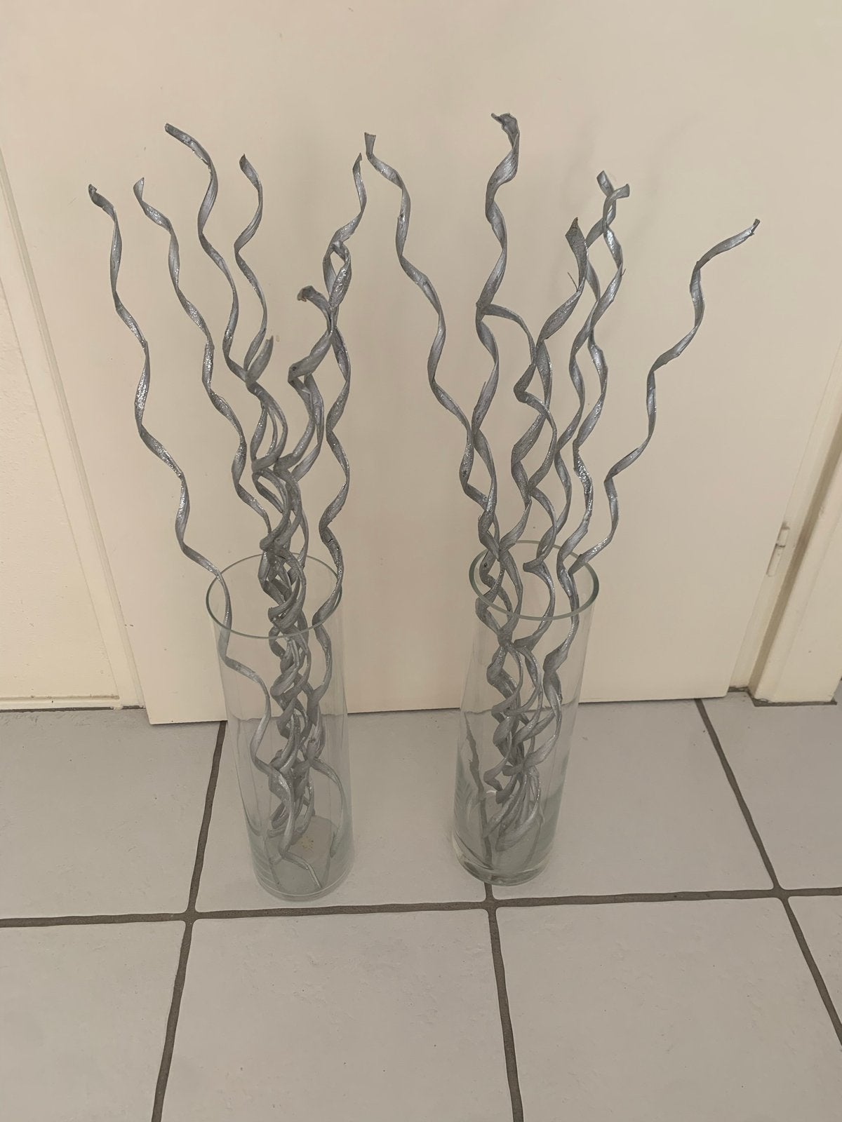 Set van 2 glazen vazen met zilveren decoratietakken, Huis en Inrichting, Ophalen, Transparant, Inclusief decoratie, Glas