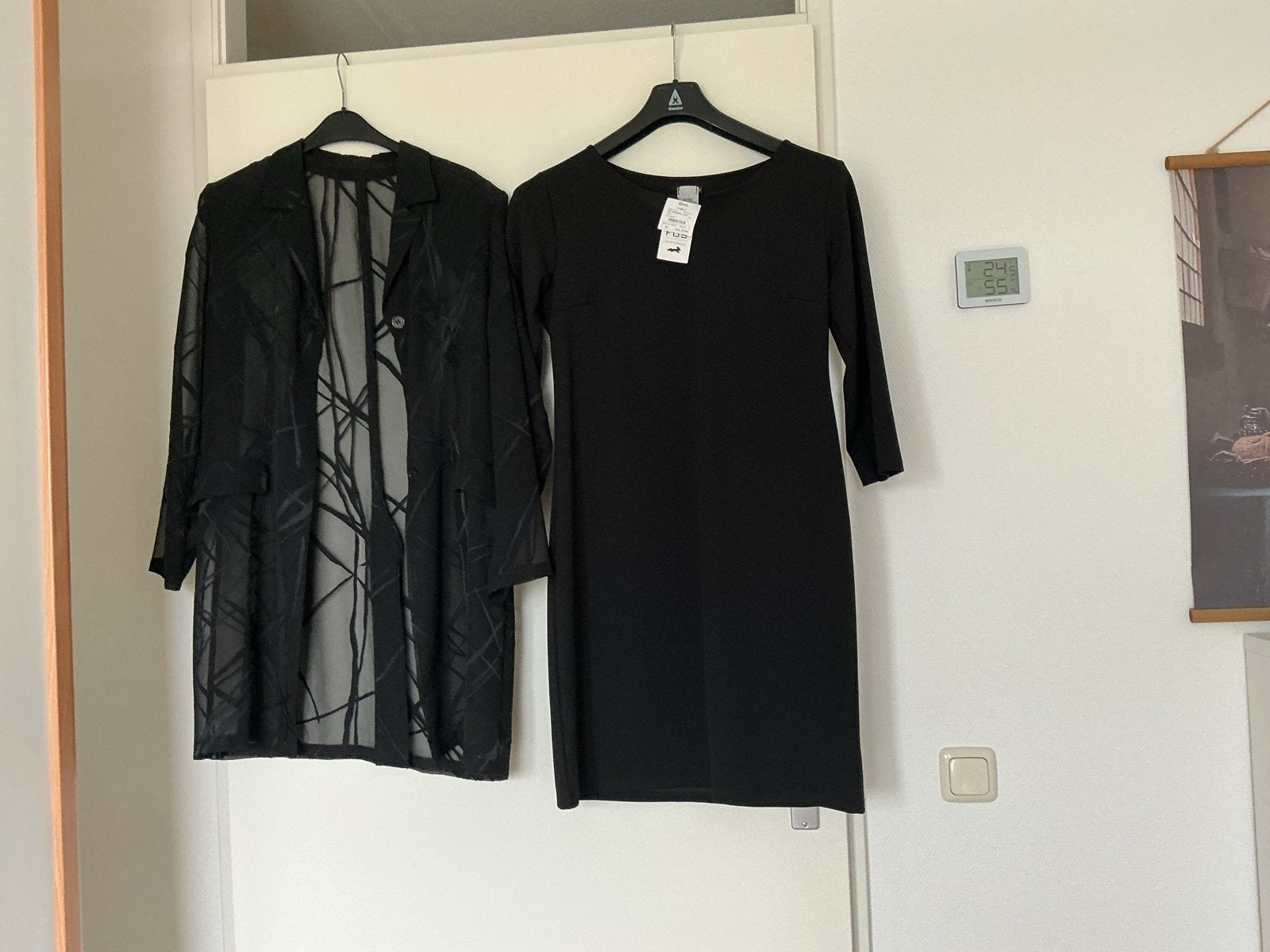 Feestelijke set: Zwart jurkje (nieuw) & doorzichtig jasje, Kleding | Dames, Jurken, Zwart, Maat 42/44 (L), Ophalen of Verzenden