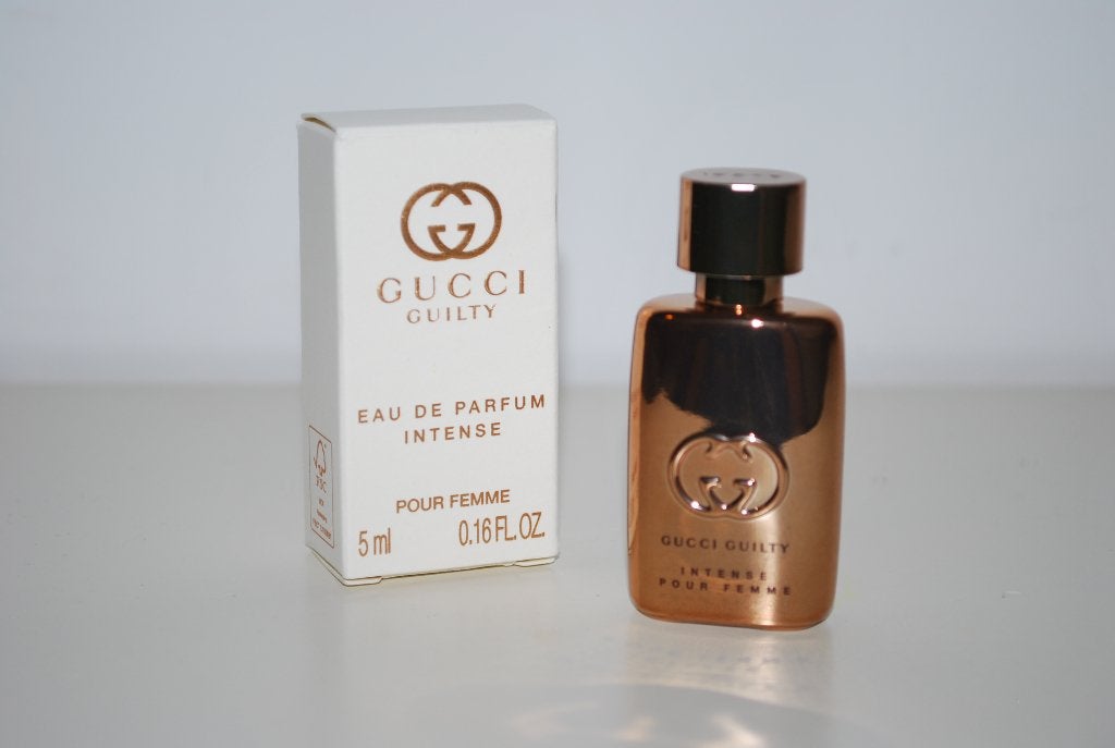 Miniatuur Gucci Guilty edp Intense, Verzamelen, Parfumverzamelingen, Ophalen of Verzenden, Zo goed als nieuw, Miniatuur, Gevuld
