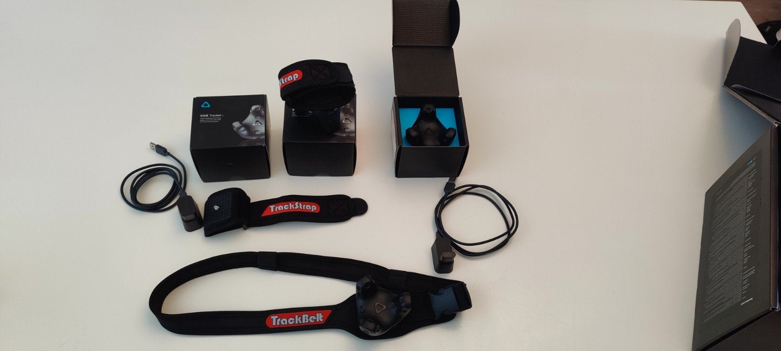 VIVE Tracker 3.0 met TrackBelt en TrackStrap (3 stuks), Spelcomputers en Games, Virtual Reality, Ophalen, Zo goed als nieuw, Overige typen