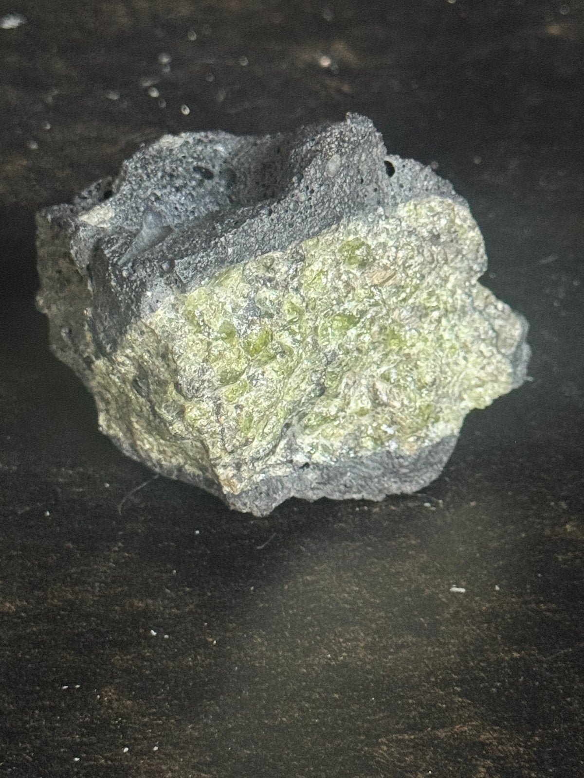 Uniek Mineraal: Olivijn in Basalt (ca. 250 gram), Ophalen, Mineraal
