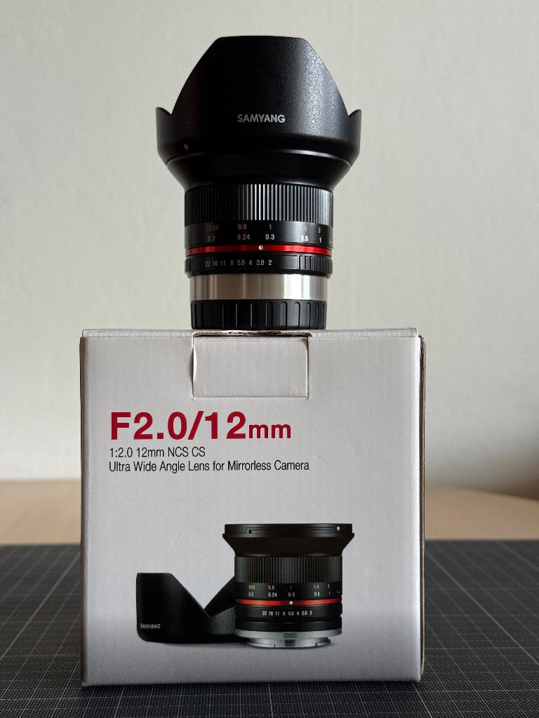 Samyang 12 mm f/2 NCS CS voor Fujifilm, Ophalen, Refurbished, Groothoeklens