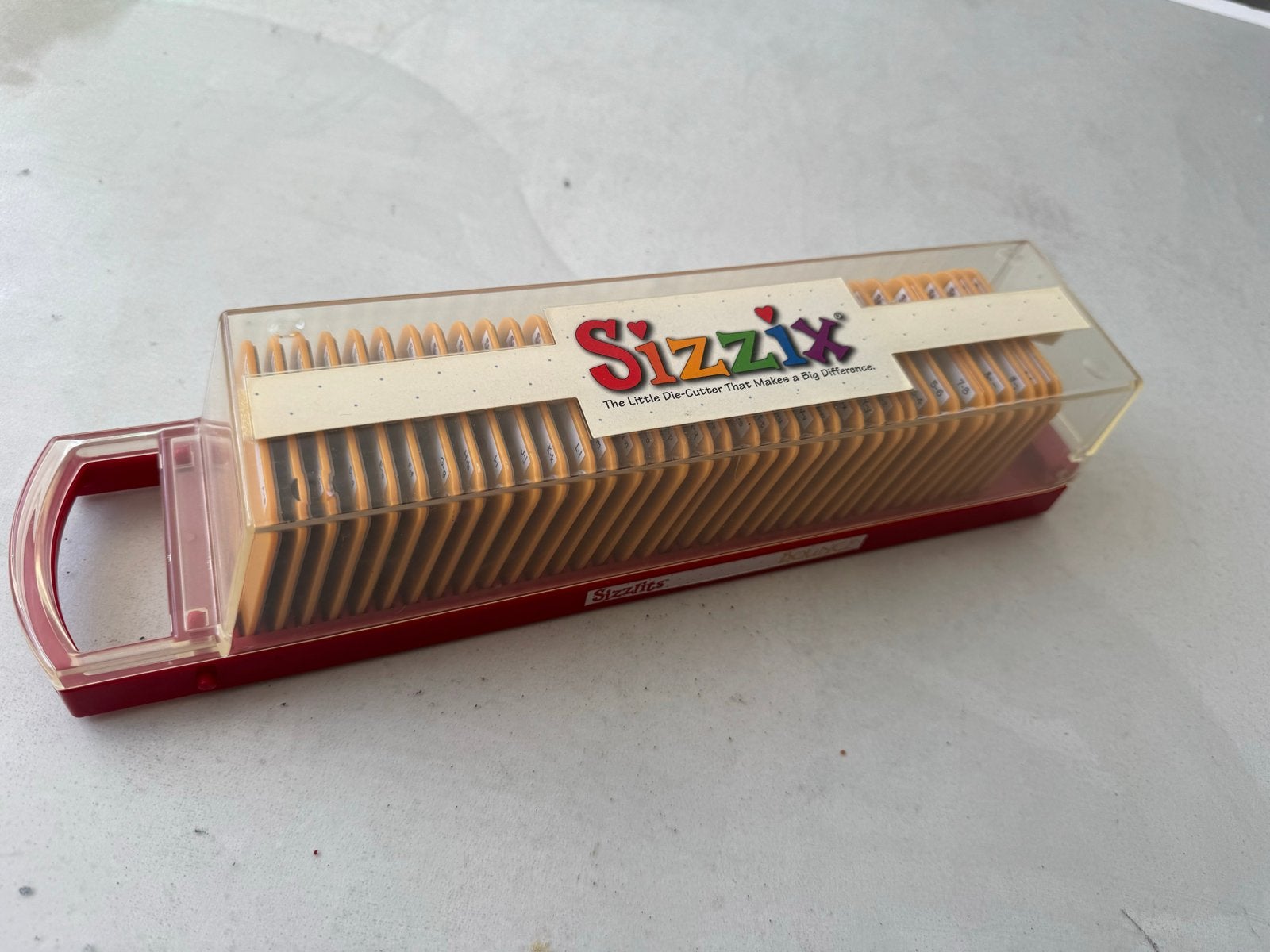 Sizzix Sizzlits Alfabet Stansmallen Set A-Z 0-9, Hobby en Vrije tijd, Geschikt voor snijden, Gebruikt, Overige thema's, Gereedschap of Toebehoren