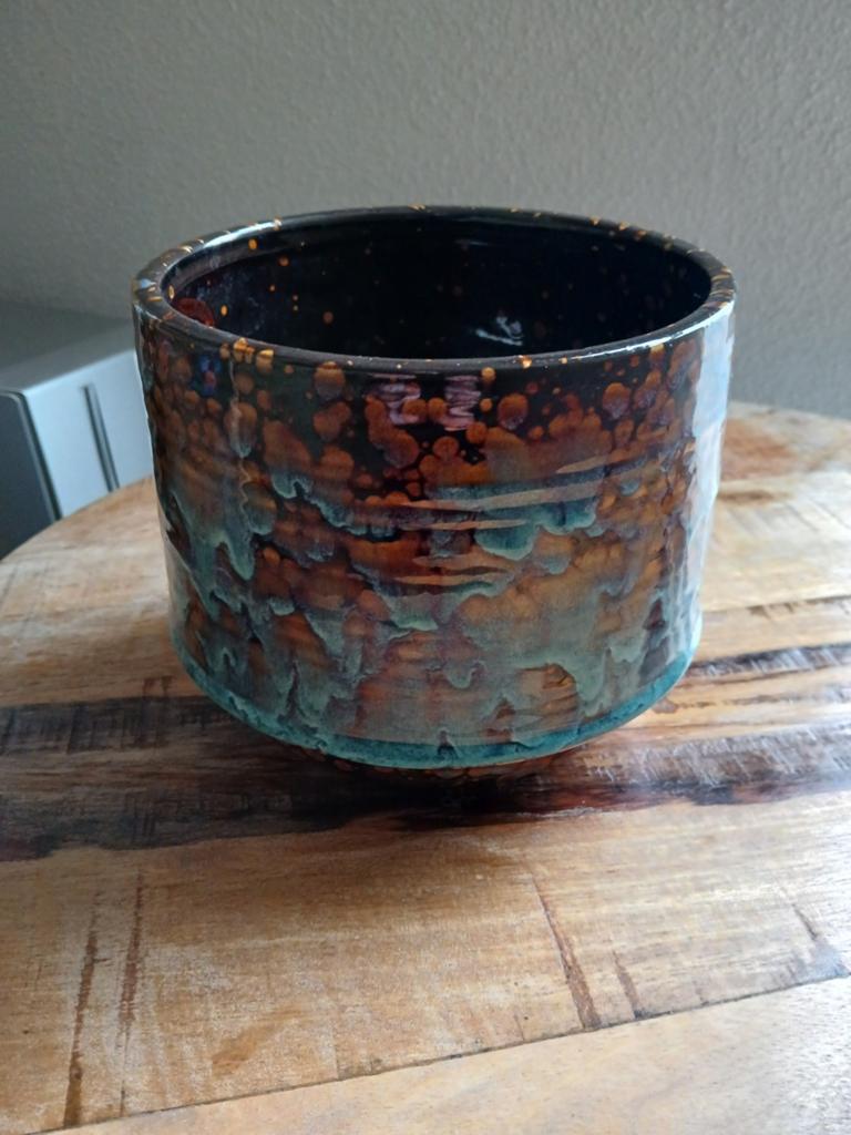 BLOEMPOT ORANJE EN BLAUW BRUIN VINTAGE, Rond, Ophalen of Verzenden, Zo goed als nieuw, Aardewerk