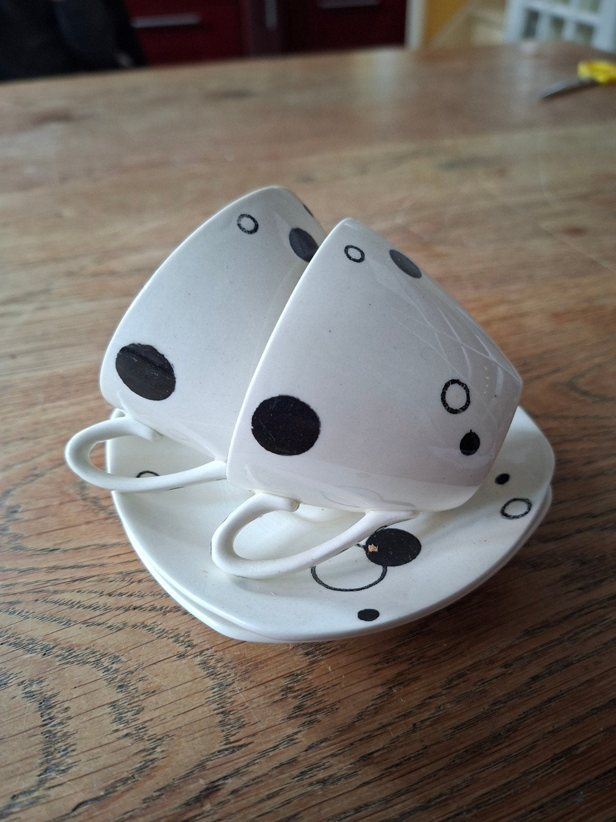 Leuke vintage kopjes en schotels met stippen, Huis en Inrichting, Ophalen