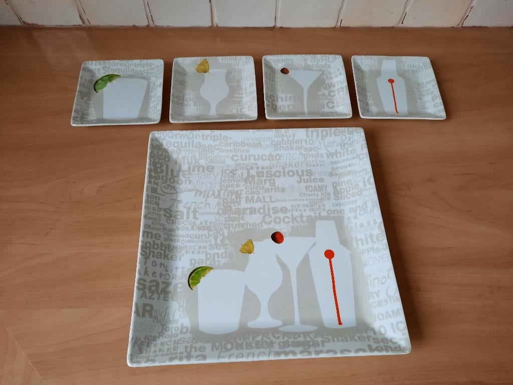 Serveerset 5 borden 4 Klein en 1 groot bord z.g.a.n, Huis en Inrichting, Keuken | Servies, Overige typen, Ophalen of Verzenden