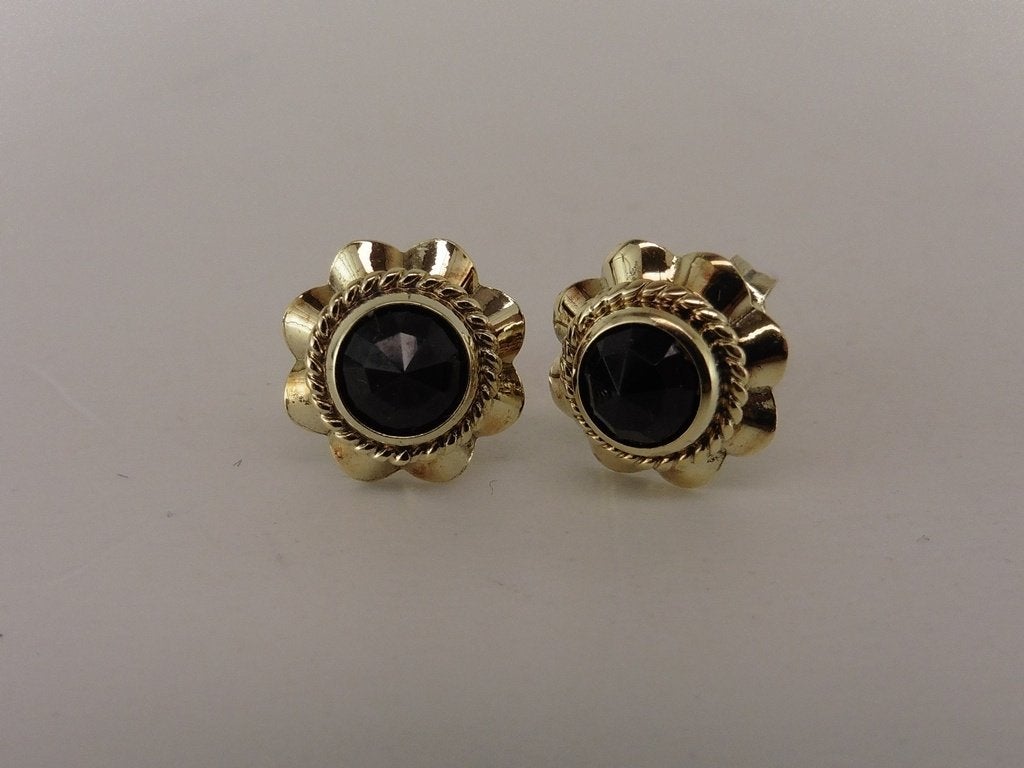 Gouden oorknopjes met granaat                            G28, Gebruikt, ., Ophalen of Verzenden, .