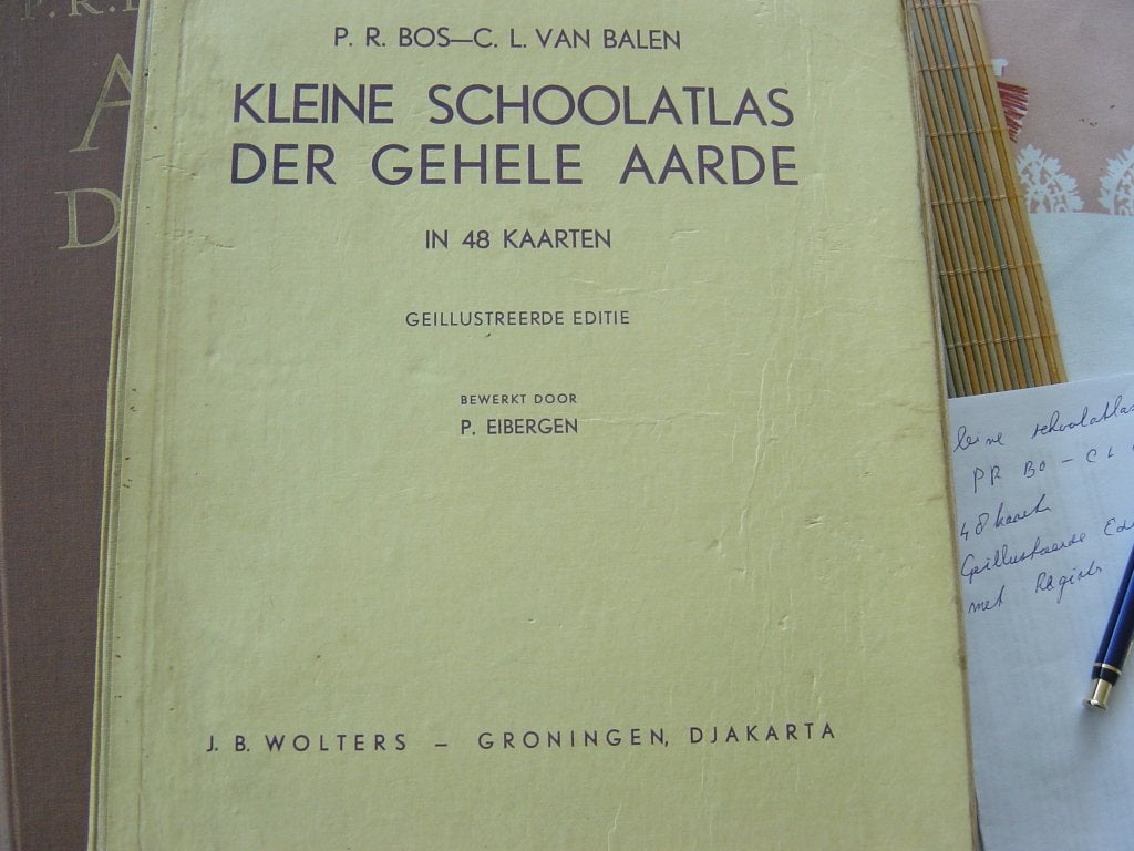kleine schoolatlas der gehele aarde, Boeken, Gelezen, Overige atlassen, Ophalen of Verzenden, 1800 tot 2000