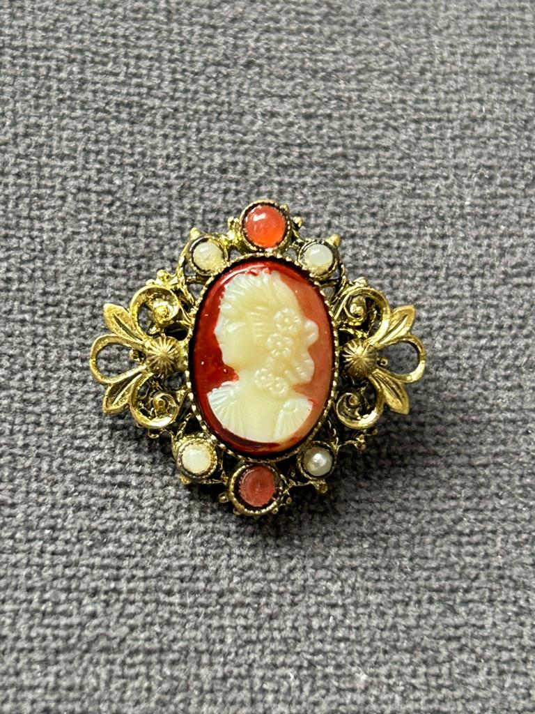 Vintage Camee Broche Goudkleurig Victorian Jaren ’60/’70, Verzenden, Overige materialen, Broche