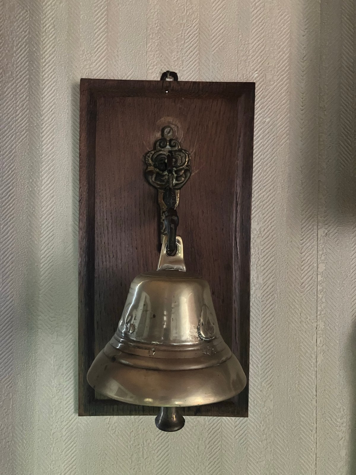 Antieke bronzen bel op houten plaat, Antiek en Kunst, Ophalen