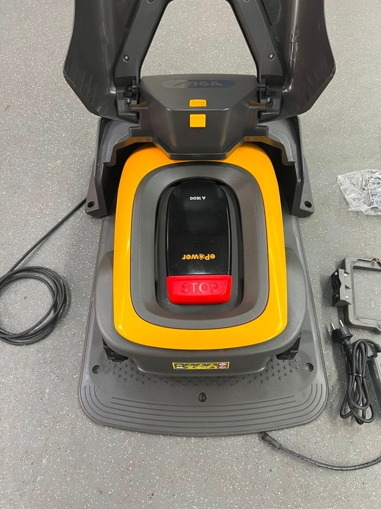 Stiga A1500 robotmaaier inclusief overkapping, Ophalen, Gebruikt, Stiga, Minder dan 20 cm