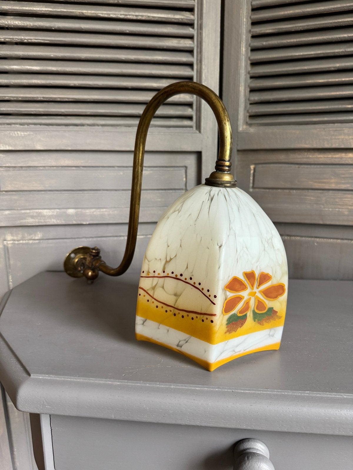 Antieke wandlamp messing armatuur en melkglazen kap, Ophalen of Verzenden