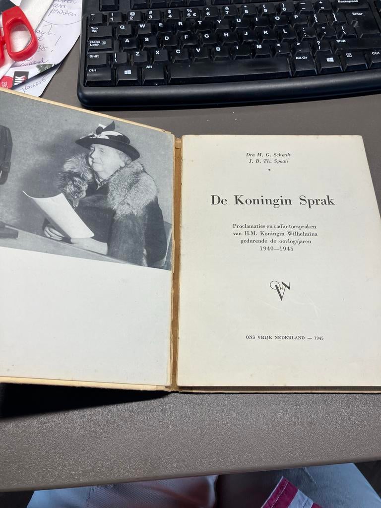 De Koningin Sprak - Wilhelmina's Toespraken 1940-1945, Boeken, Ophalen of Verzenden, 20e eeuw of later, Gelezen