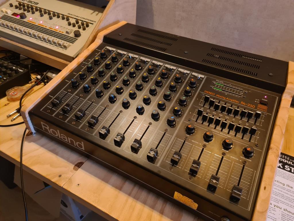 Roland PA-250 gereviseerd (lees tekst goed), Muziek en Instrumenten, Mengpanelen, Ophalen, Gebruikt, 5 tot 10 kanalen