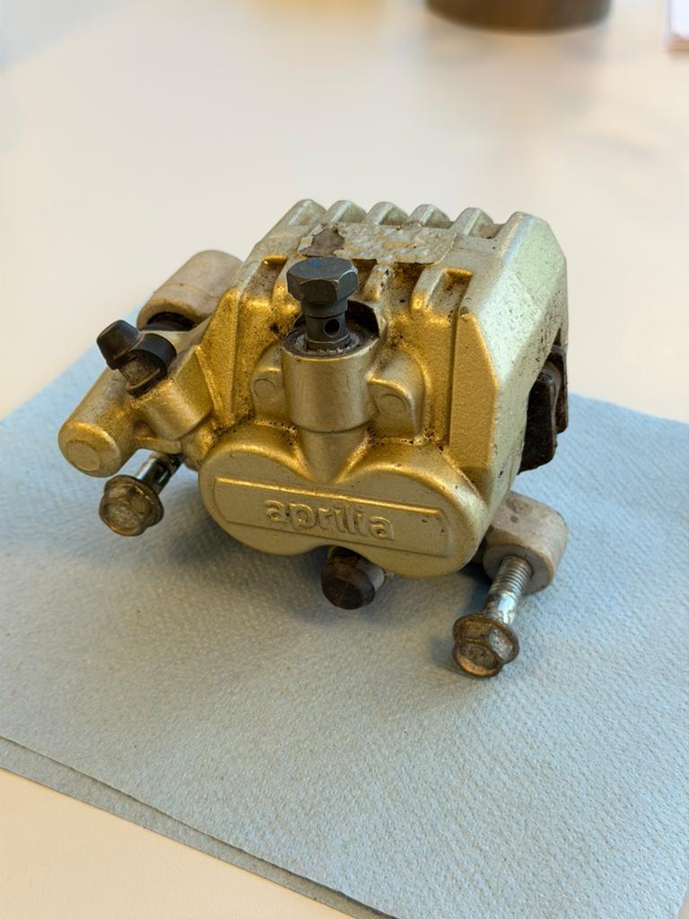 Aprilia Mana 850 Achter Remklauw OEM 856526 brake caliper, Motoren, Accessoires | Onderhoudsmiddelen, Ophalen of Verzenden