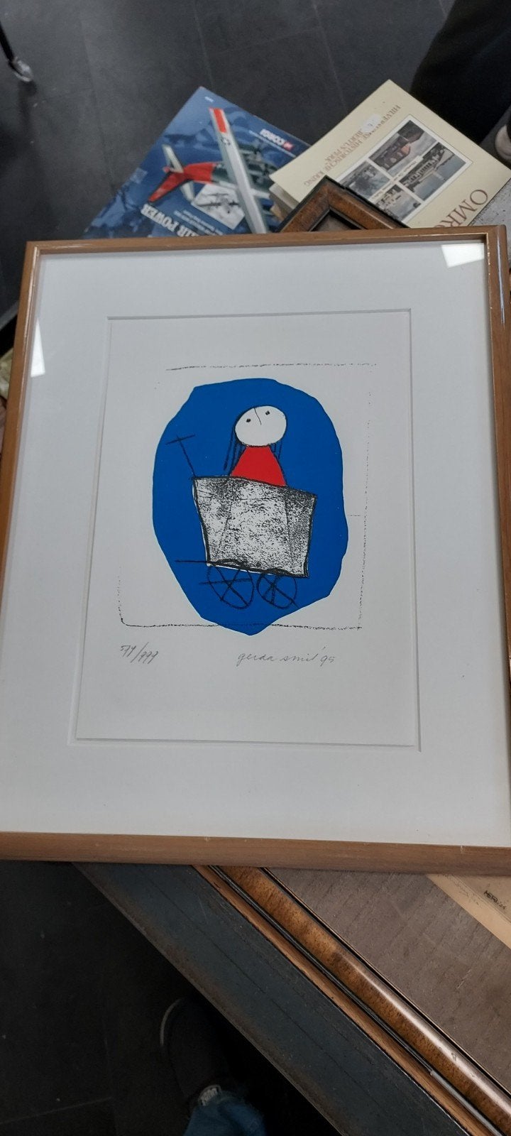 Gerda Smid '95 - Abstracte figuur in wagentje, Antiek en Kunst, Kunst | Etsen en Gravures, Dagelijks leven, Origineel, Ophalen of Verzenden