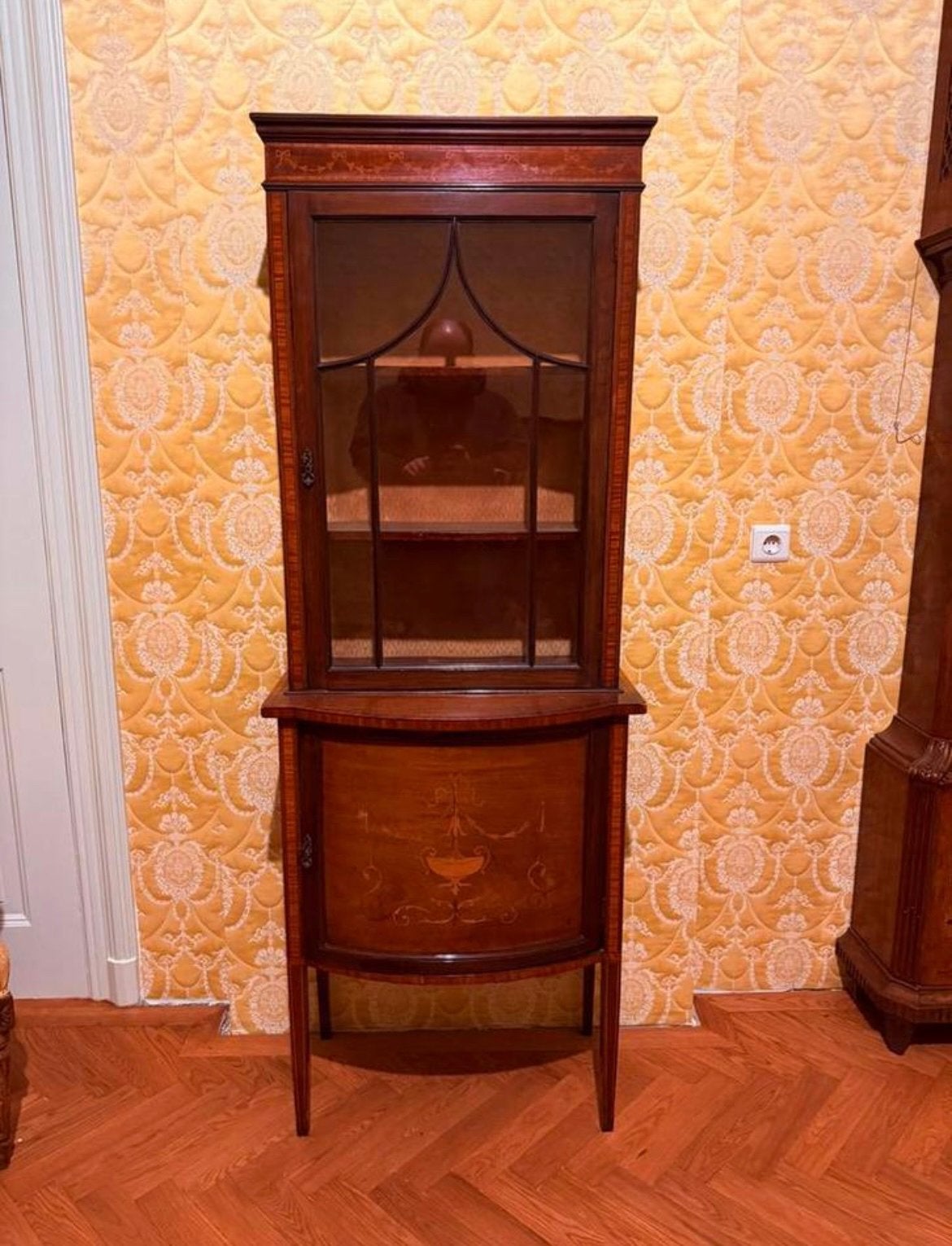 Edwardian vitrinekast, Ophalen