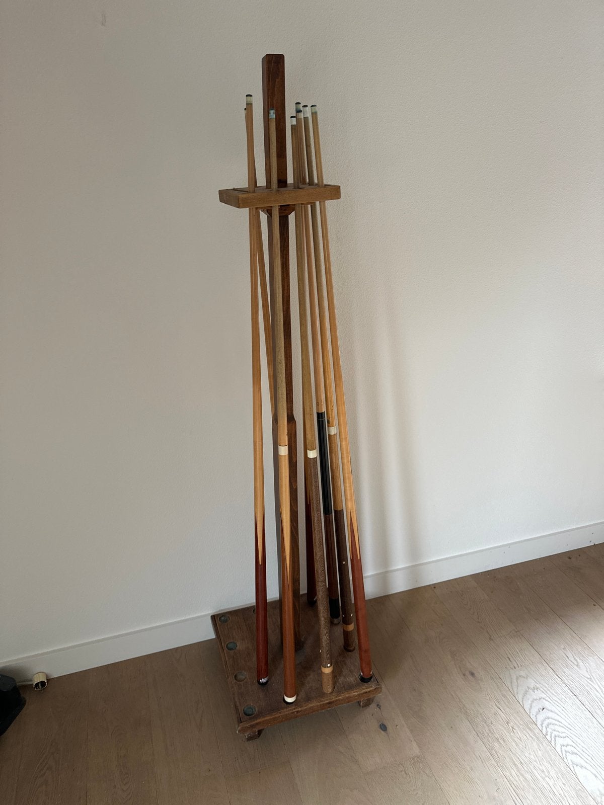 Houten biljartkeu standaard met 8 keuen, Sport en Fitness, Ophalen, Gebruikt, Keu of Ballen