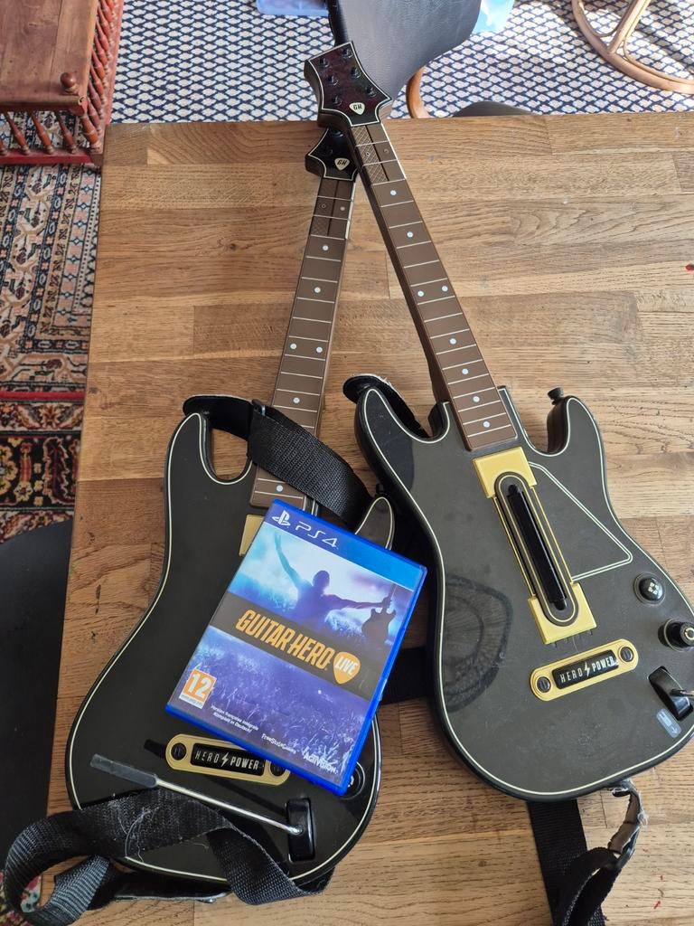 Guitar Hero Live PS4 met 2 gitaren en dongles, Muziek, 2 spelers, Eén computer, Ophalen of Verzenden