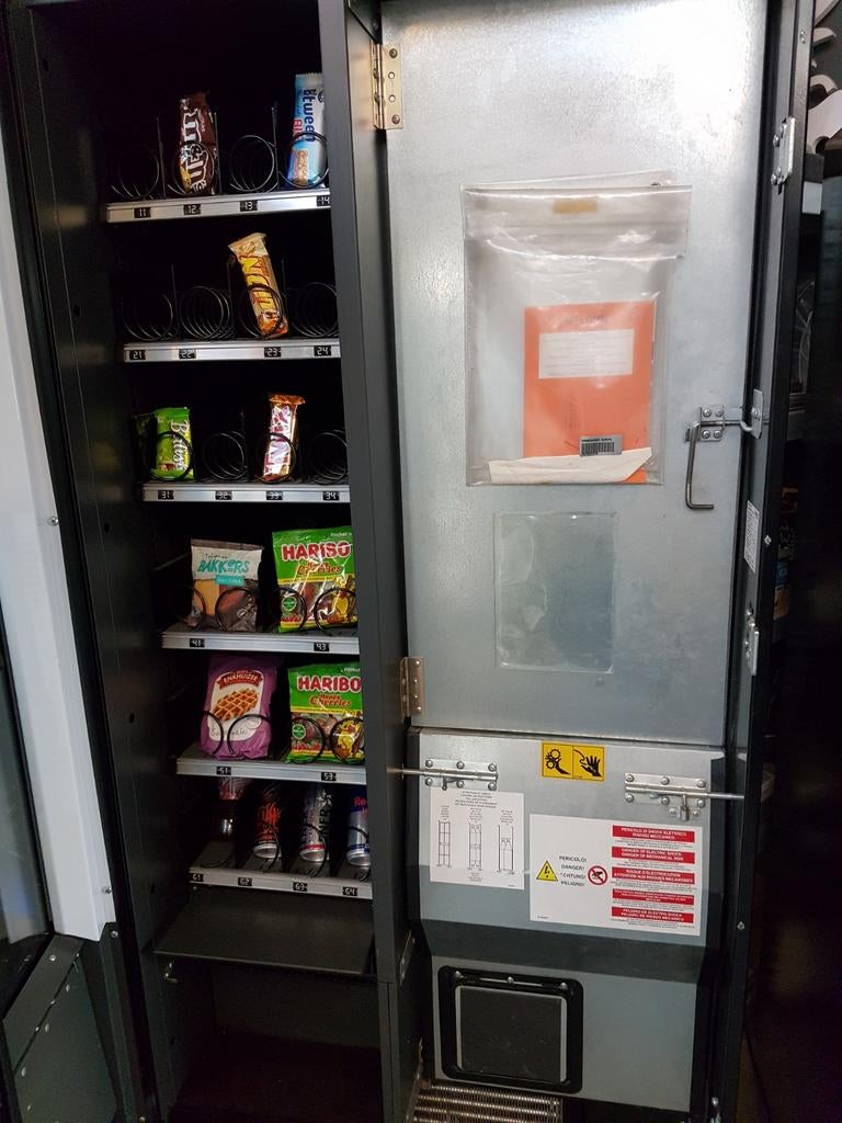 Vendo combi automaat gekoeld, Ophalen