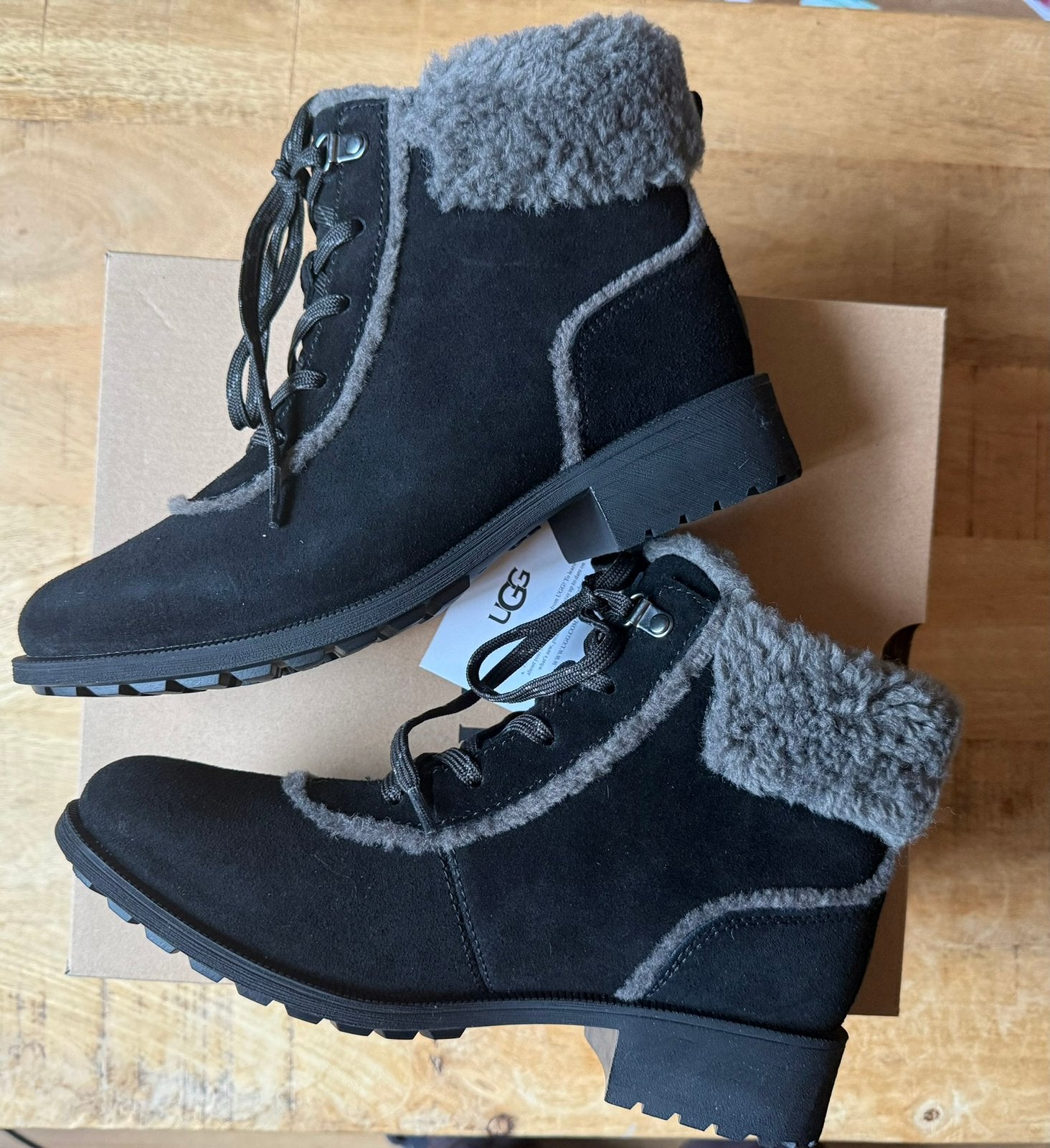 UGG Bodie Fur Lace – Zwarte suède enkellaarzen – maat 40, Kleding | Dames, Zwart, Lage of Enkellaarzen, Nieuw, Ophalen of Verzenden