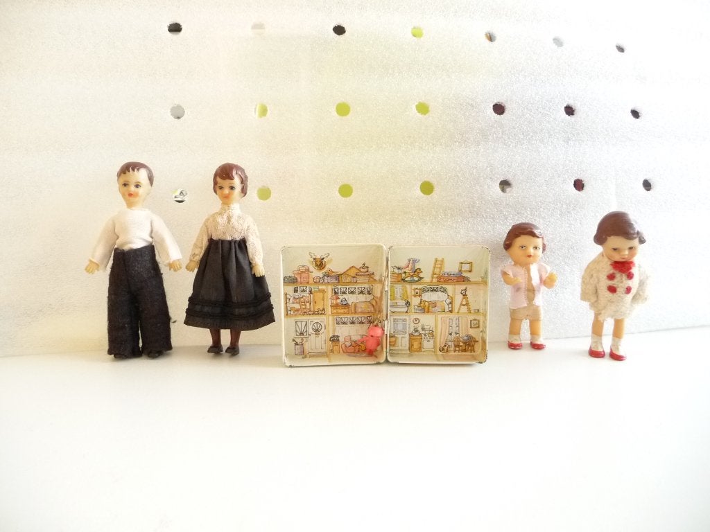 BLIKKEN HUISJE DOOSJE MET 4 RUBBEREN POPJES, NEP KLEDING, Kinderen en Baby's, Speelgoed | Poppen, Zo goed als nieuw, Overige typen