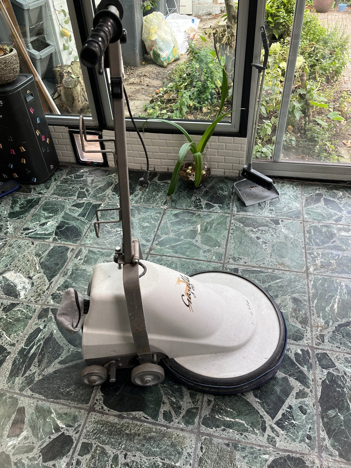Professionele schrobmachine voor vloerreiniging, Ophalen, Gebruikt, Schrobmachine