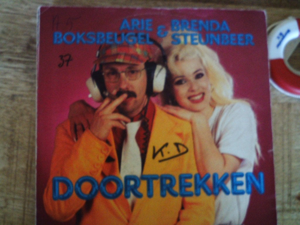Arie Boksbeugel & Brenda Steunbeer - Doortrekken (Vinyl) 23a, 7 inch, Ophalen of Verzenden, Zo goed als nieuw, Beschermende buitenhoes