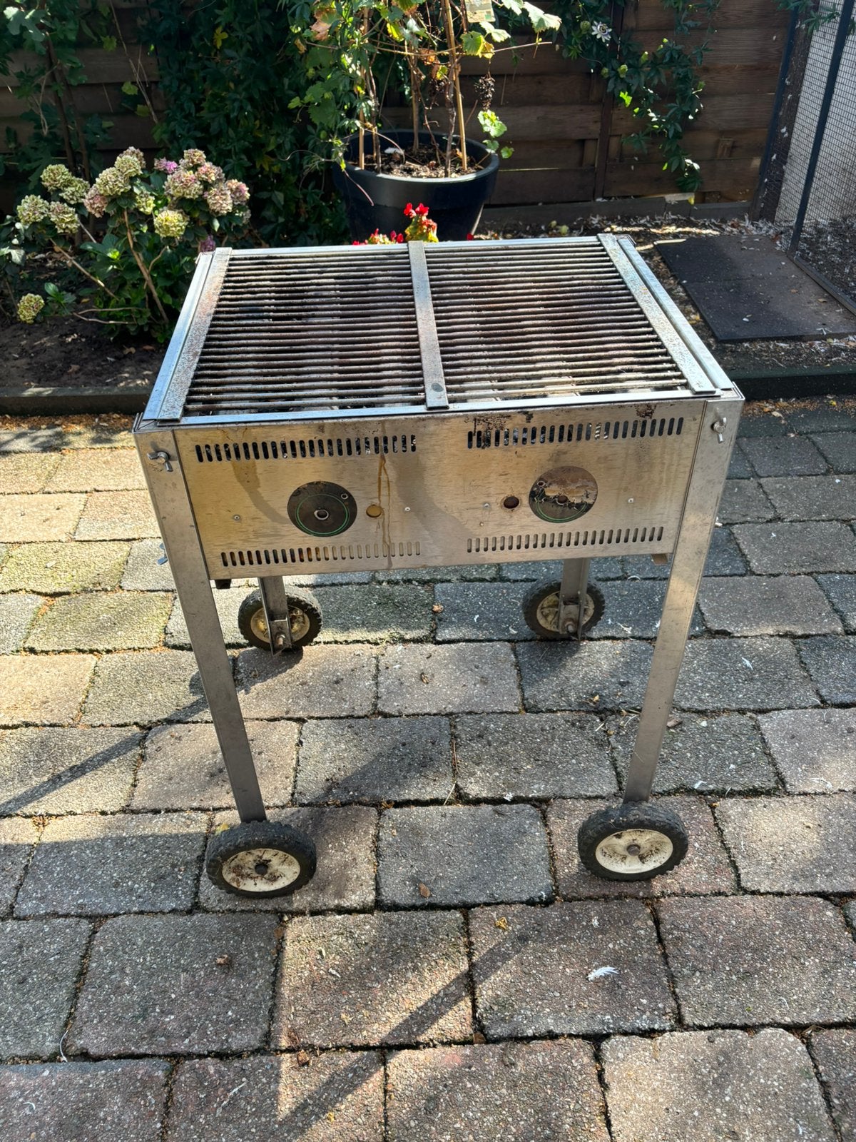 HoutskoolBBQ BBQ Barbeceu RVS op wielen, Ophalen, Zo goed als nieuw