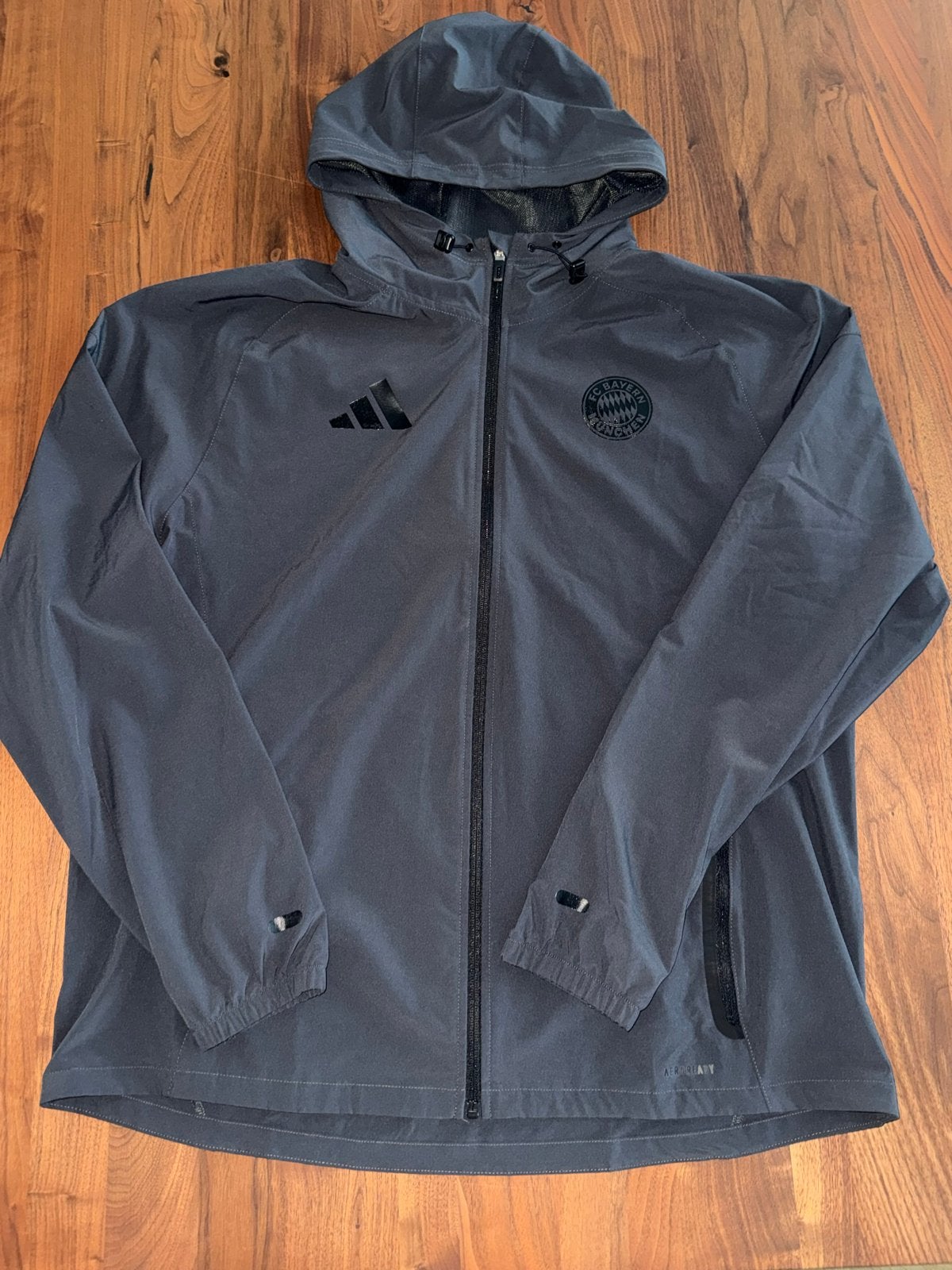 Adidas FC Bayern München regenjas - Nieuw met kaartjes, Ophalen of Verzenden, Nieuw, Maat 56/58 (XL), Zwart