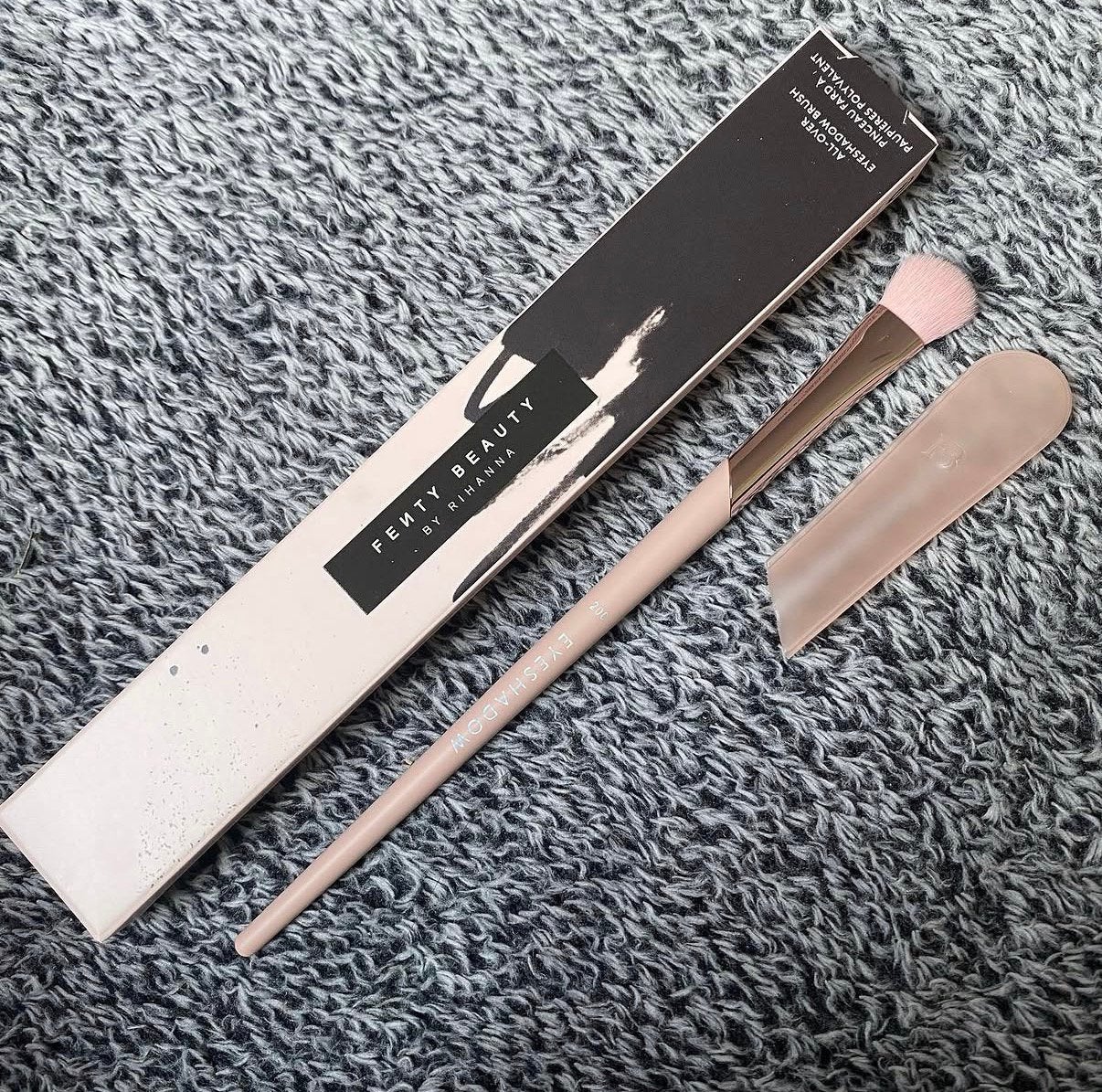 Fenty beauty all-over eyeshadow brush 200, Ogen, Nieuw, Ophalen of Verzenden, Roze