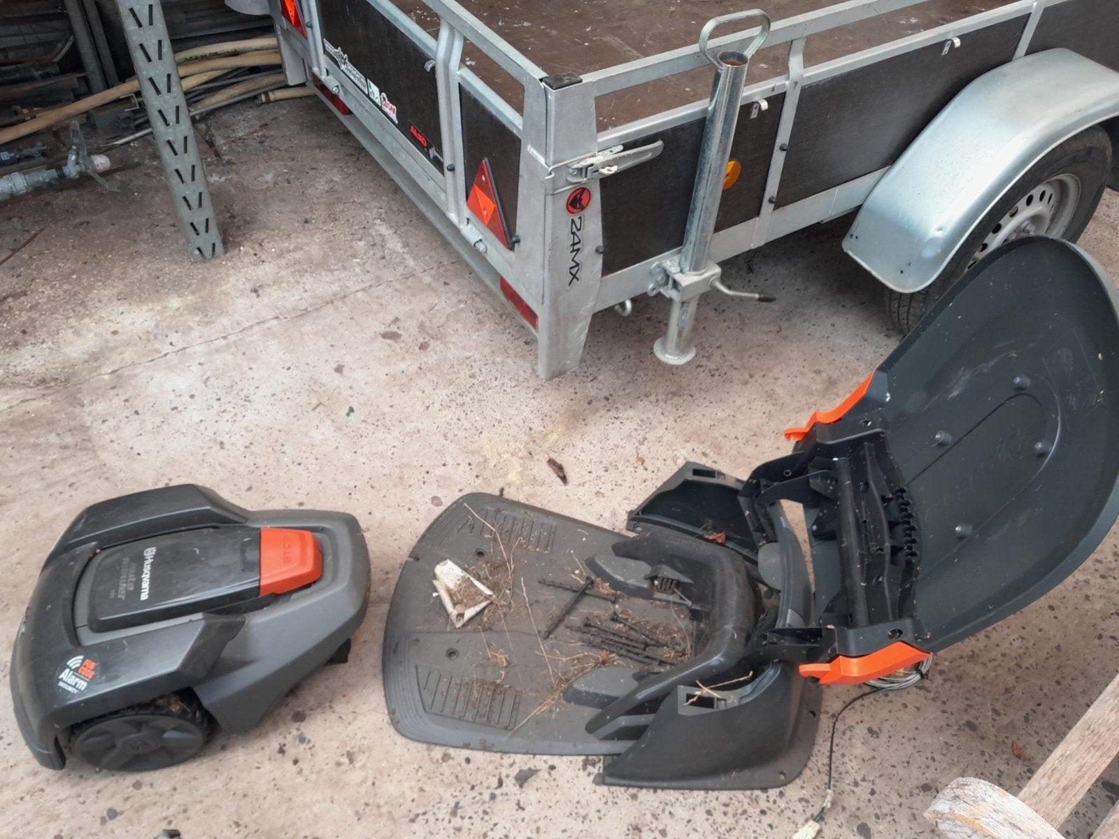 Twee Husqvarna robotmaaiers (perimeterdraad) incl stations, Ophalen, Gebruikt, Husqvarna