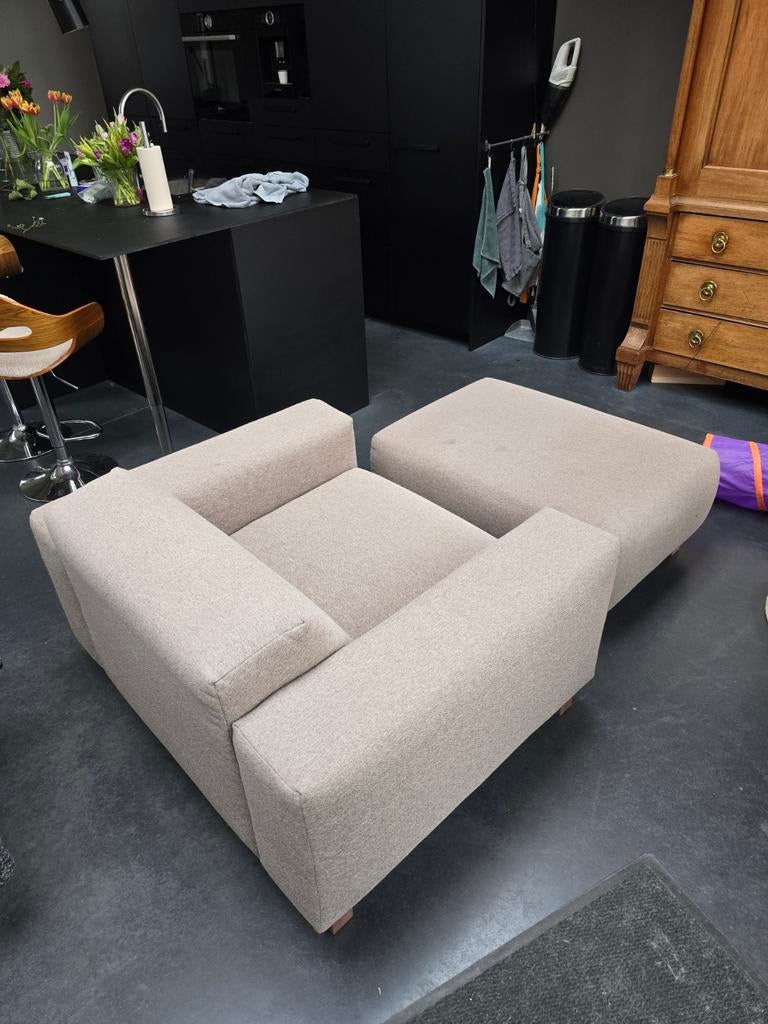 Comfortabele loveseat met bijpassende poef, Huis en Inrichting, Fauteuils, Gebruikt, Stof, 75 tot 100 cm, Ophalen