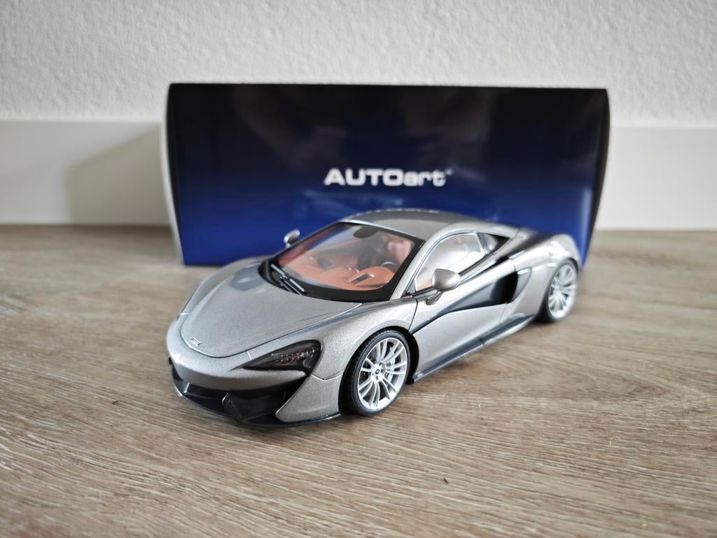 Autoart McLaren 570S Blade Silver w/ silver wheels 76043, Hobby en Vrije tijd, Modelauto's | 1:18, Ophalen of Verzenden, Zo goed als nieuw