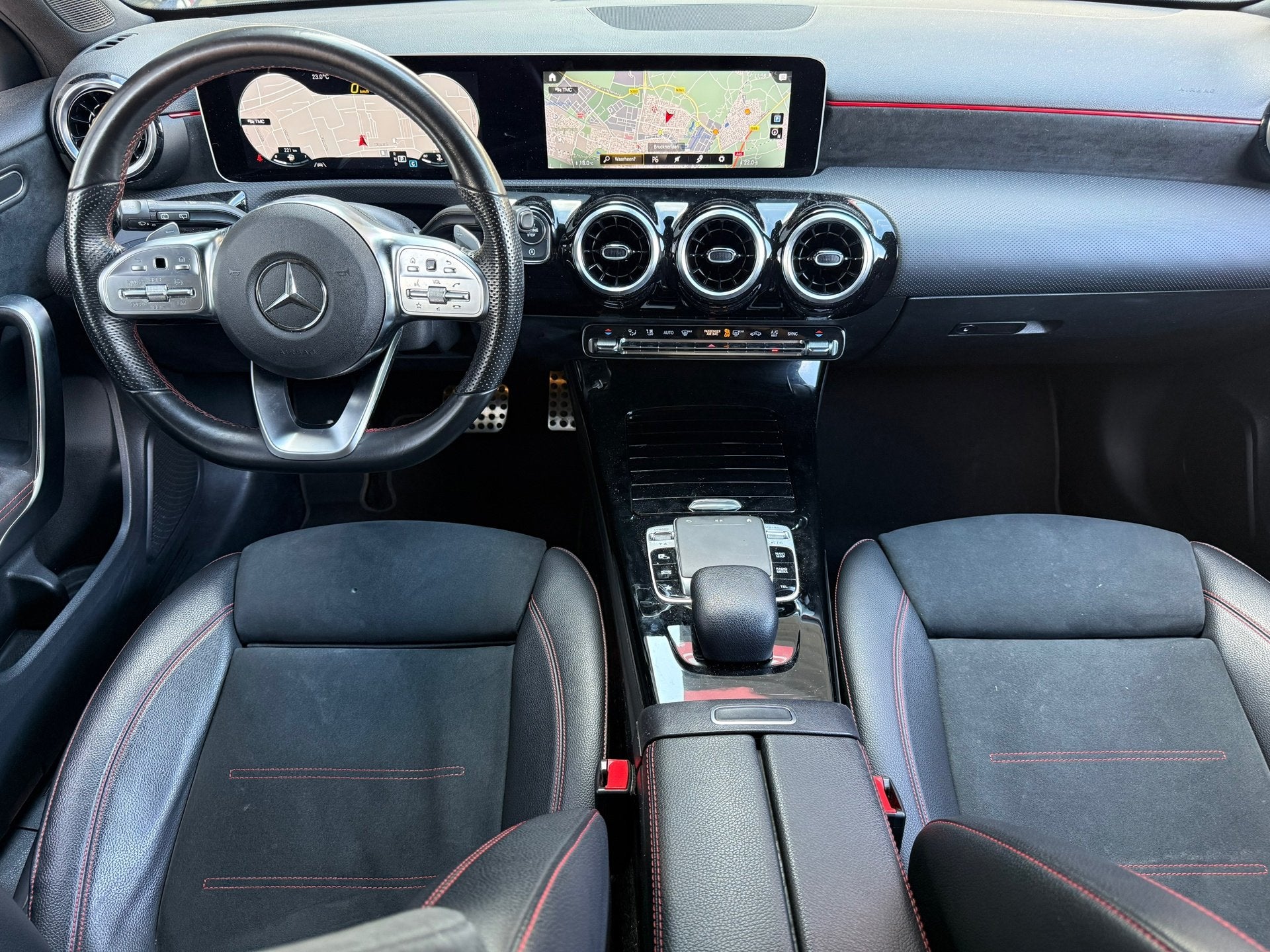 Foto 2 van Mercedes-Benz A-klasse A 200 AMG 1e EIG | CARPLAY | CAMERA |