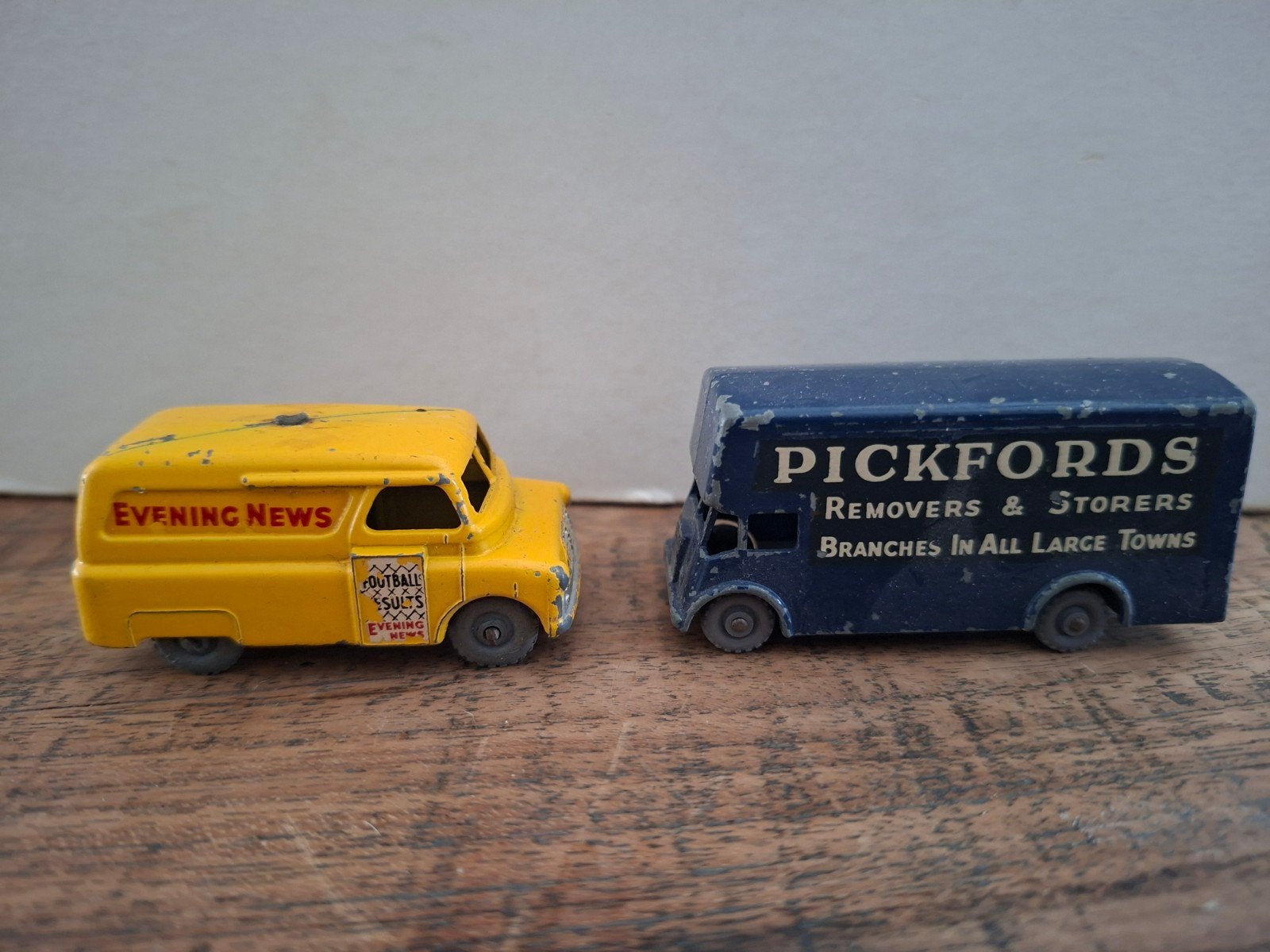 Vintage Matchbox Lesney Pickfords & Evening News busjes, Ophalen of Verzenden, Gebruikt