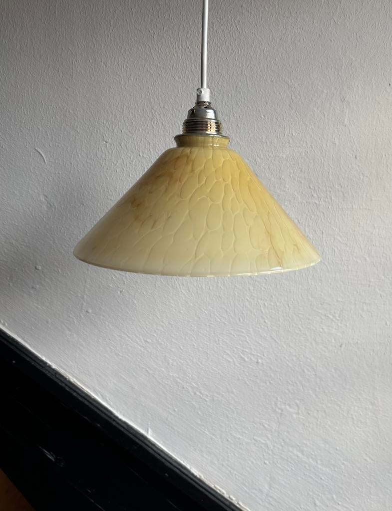 Vintage geel bruin marmer driehoek glaxen hanglamp lampenkap, Huis en Inrichting, Lampen | Hanglampen, Ophalen of Verzenden, Zo goed als nieuw