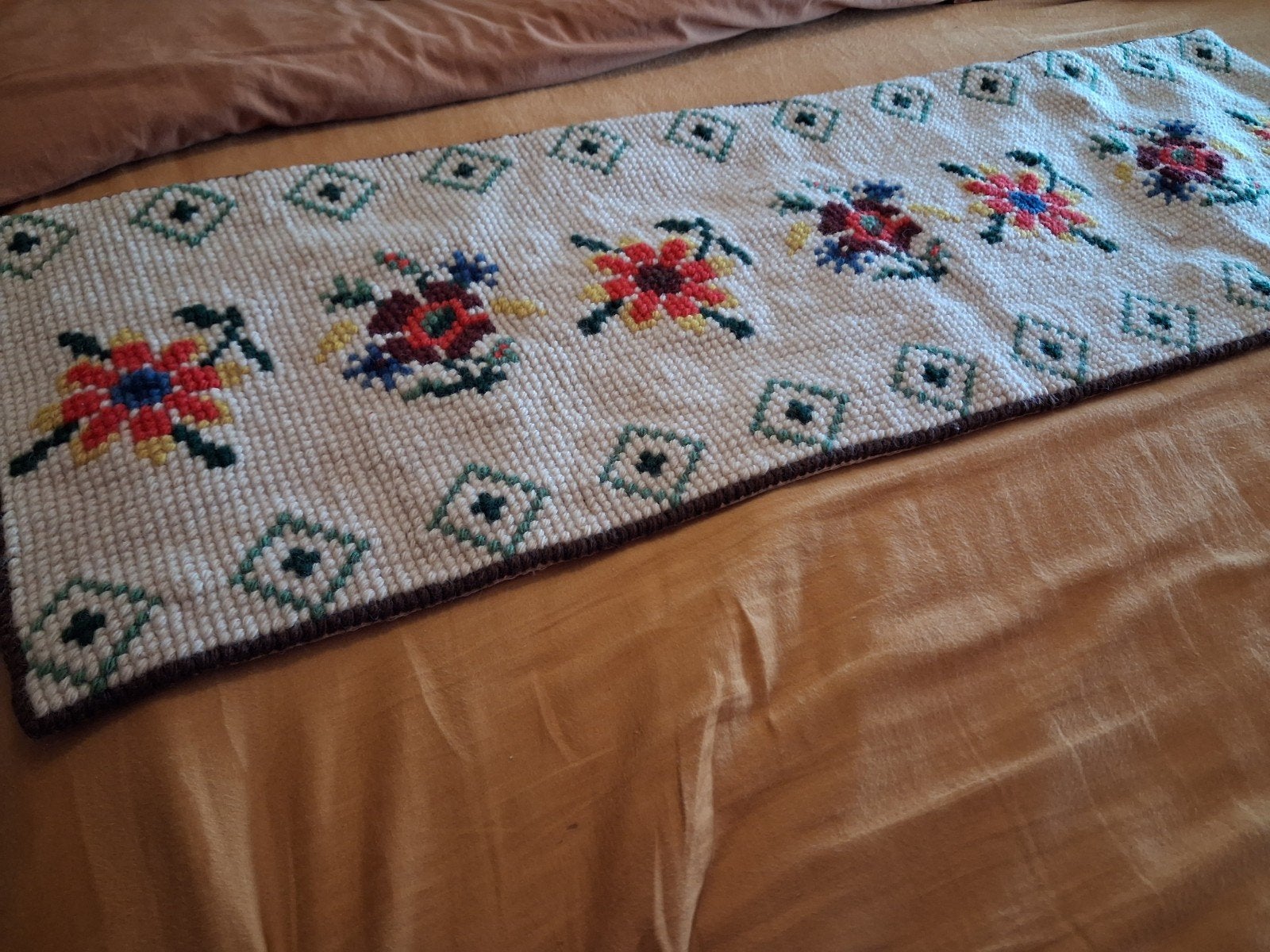 Vintage geborduurde tafelloper - Heel netjes, geen vlekken, Ophalen of Verzenden, Zo goed als nieuw, Tafelloper, Meerkleurig