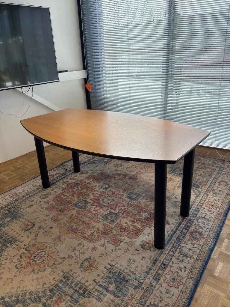 Kantoortafel, Ophalen, 100 tot 150 cm, Zo goed als nieuw, Vijf personen of meer