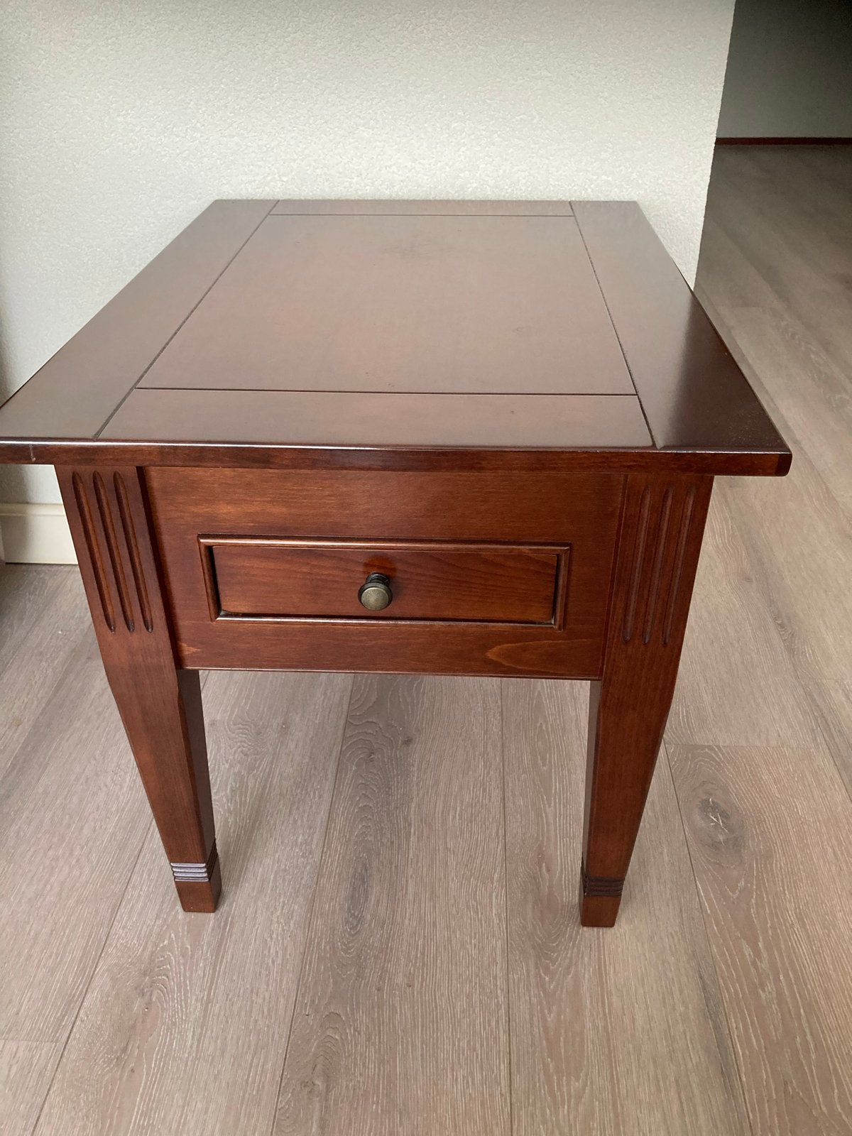 Houten bijzettafel met lade - Klassiek design, Huis en Inrichting, Tafels | Bijzettafels, Gebruikt, 55 tot 75 cm, Rechthoekig